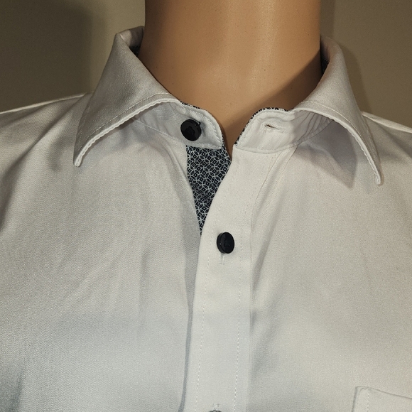 Men's White Short Sleeve Button Down Shirt - Picture 5 of 7